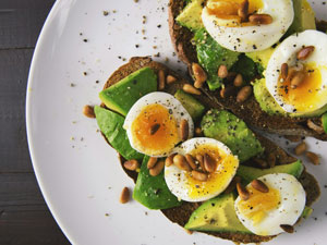 항염 식단과 충분한 수분 섭취도 비염 뿌리를 뽑으려면 필요한 식습관