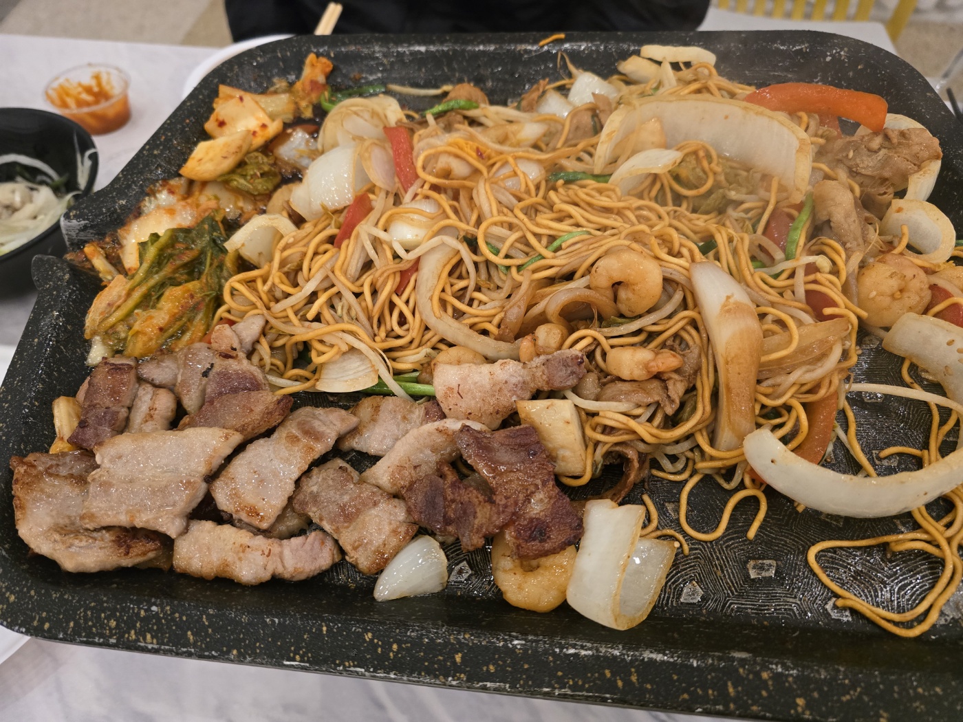 불판에올려서 따뜻하게 구운 에그누들볶음면