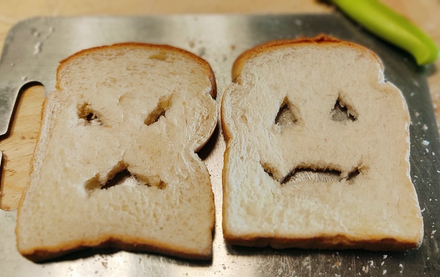식빵을 얼굴이라고 생각하며 눈과 잎을 칼로 파준모습