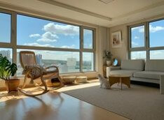 통유리창-너머로-하얀-구름이보이고-거실에는-커다란-소파와-흔들의자가-여유롭게-놓여있는-커다란-평수의-전원주택