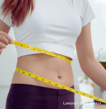 엠머밀의 저항성 전분 함량으로 인한 다이어트 효과. 날씬한 여성이 줄자로 허리를 재는 모습