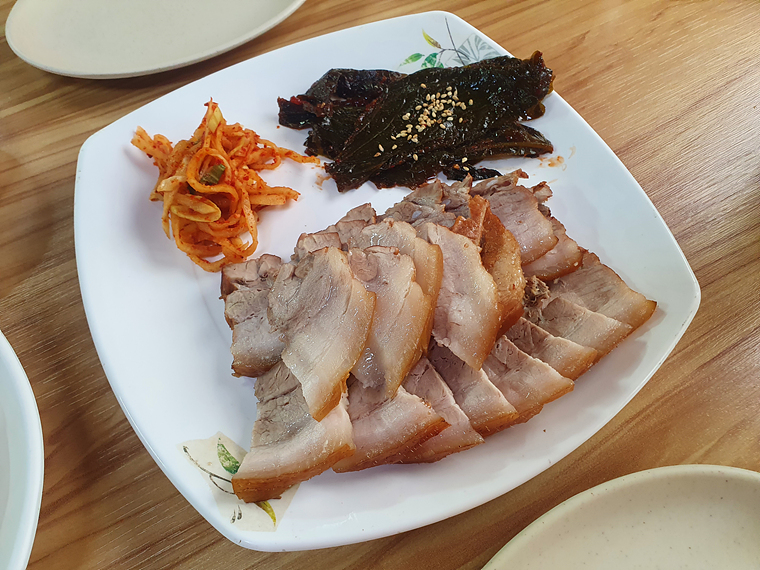 깻잎과-함께-먹는-실비막국수-수육