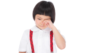 눈을 비비는 아이