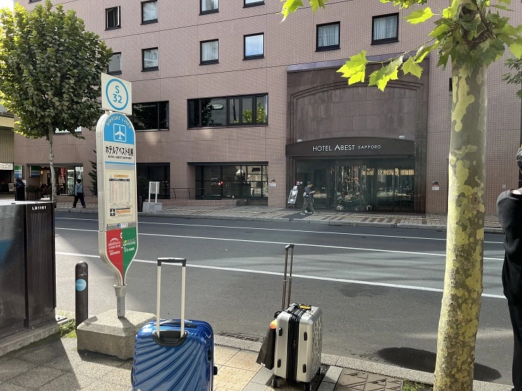 호텔 건너편 공항버스 정류장