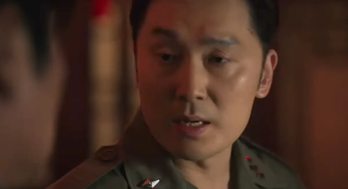 군복을 입은 서현우가 지친듯 말하는 모습