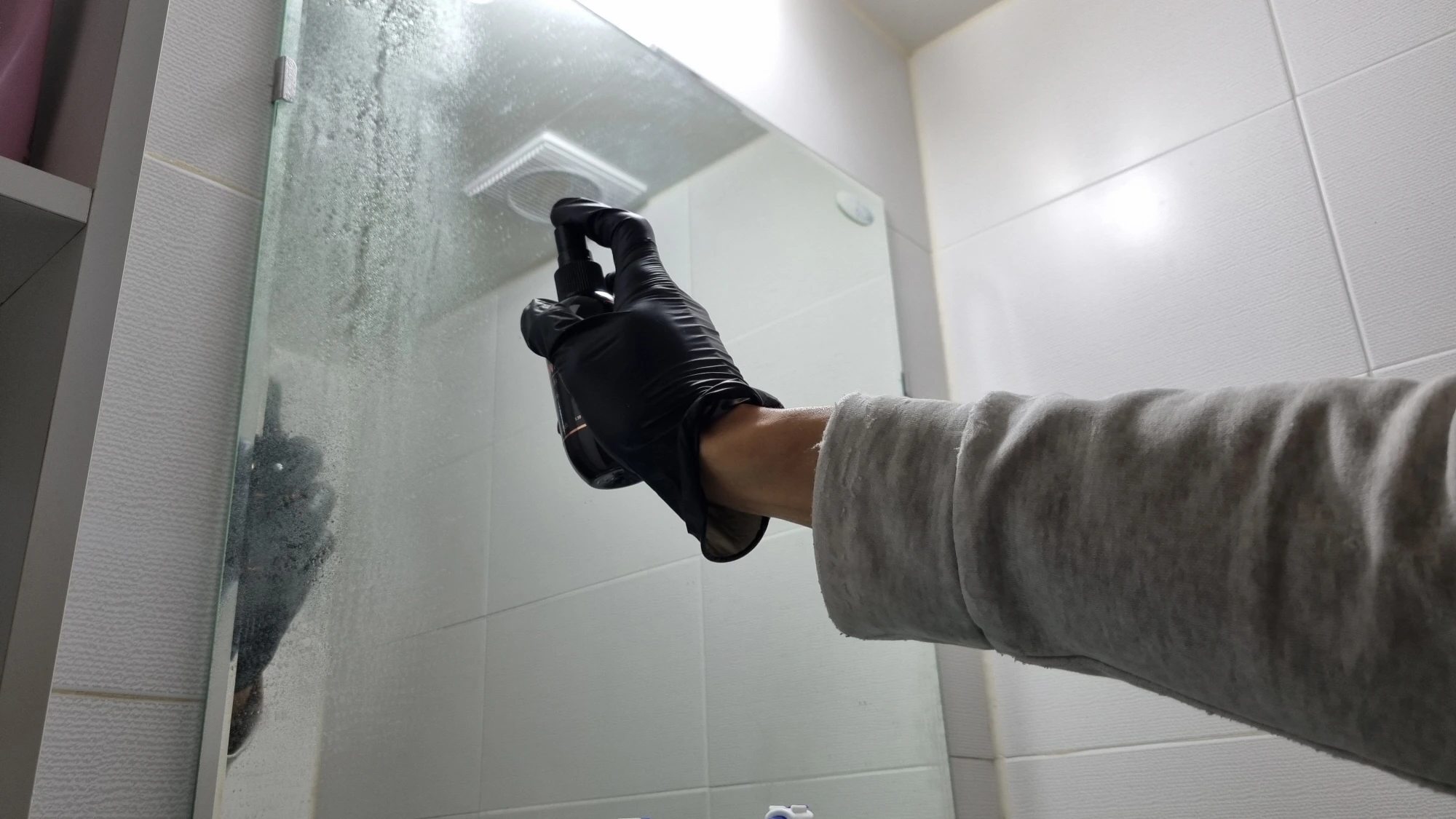 김서림 방지제 뿌리는 모습