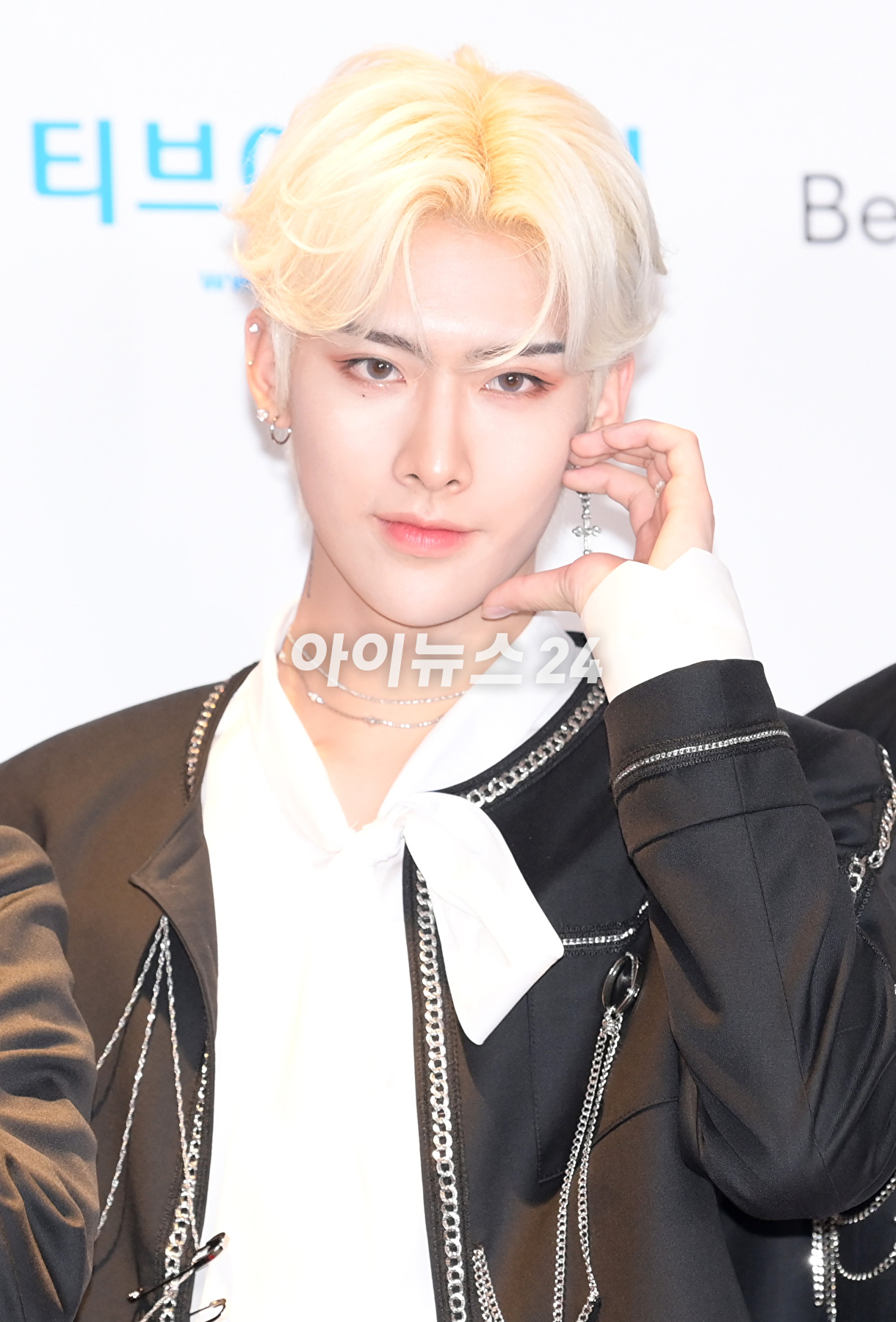 그룹 제로베이스원(ZEROBASEONE)이 10일 오후 서울 송파구 올림픽공원 케이스포돔(KSPO DOME)에서 열린 &#39;2023 K글로벌 하트 드림 어워즈&#39; 레드카펫 행사에 참석하고 있다. [사진=정소희 기자]