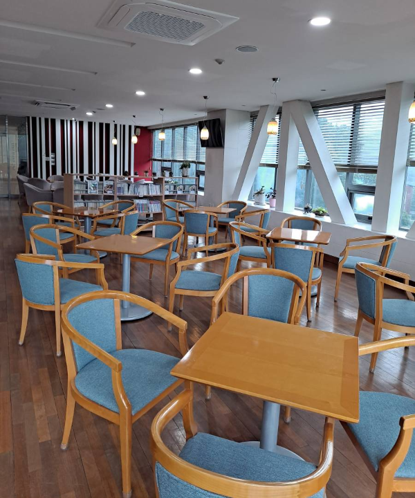 필그림 압바암마카페 테이블