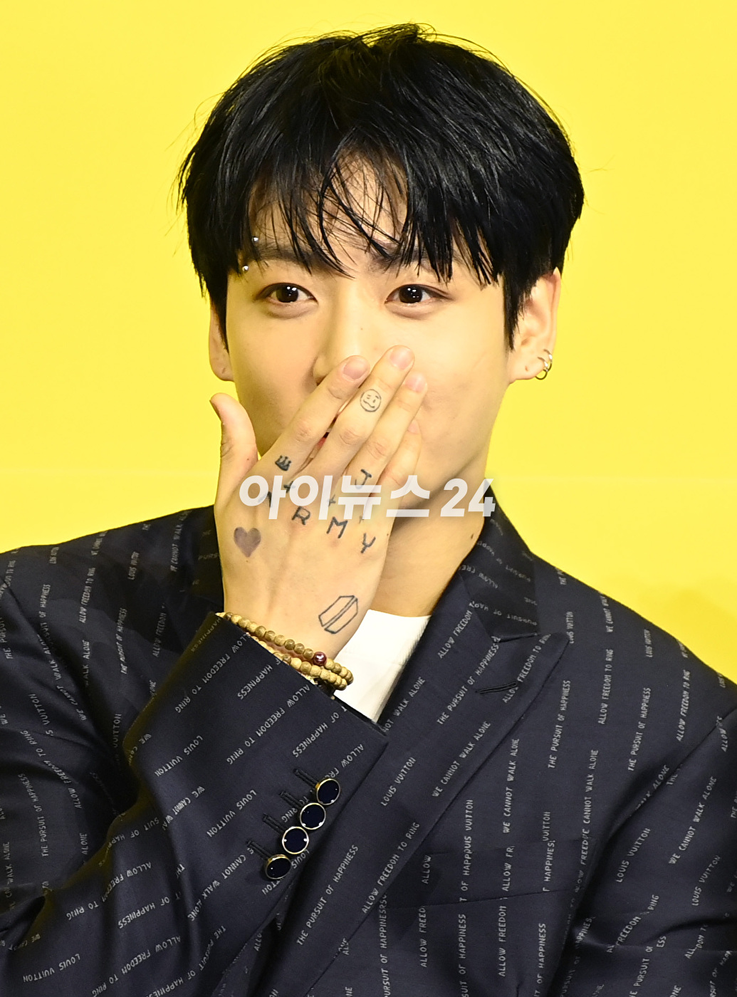 방탄소년단(BTS) 새 디지털 싱글 'Butter' 발매 기념 글로벌 기자간담회가 21일 오후 서울 송파구 방이동 올림픽공원 올림픽홀에서 열렸다. 방탄소년단 정국이 포토타임을 갖고 있다.