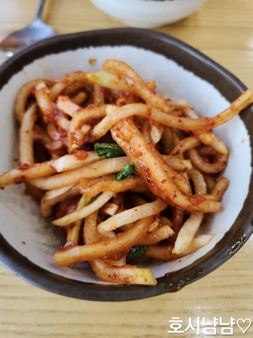 보리밥과 환상 궁합을 자랑하는 아삭한 무생채