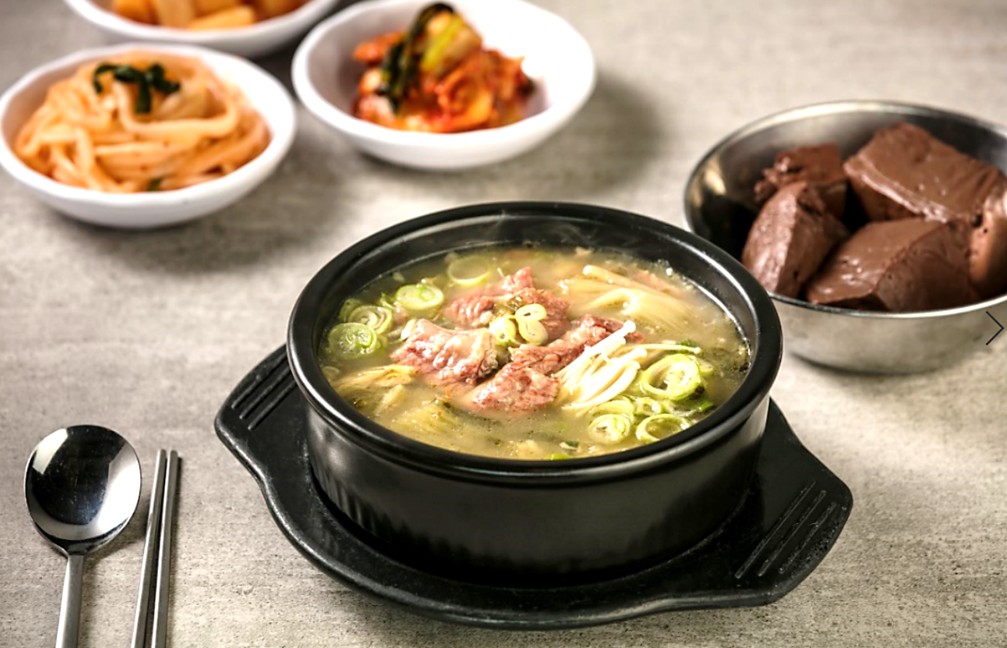 푸짐한 건더기는 물론 선지가 대접에 따로 제공되고 있는 수원 유치회관의 해장국 한 상 차림