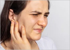 이명으로 힘들어 하는 사람들 이미지