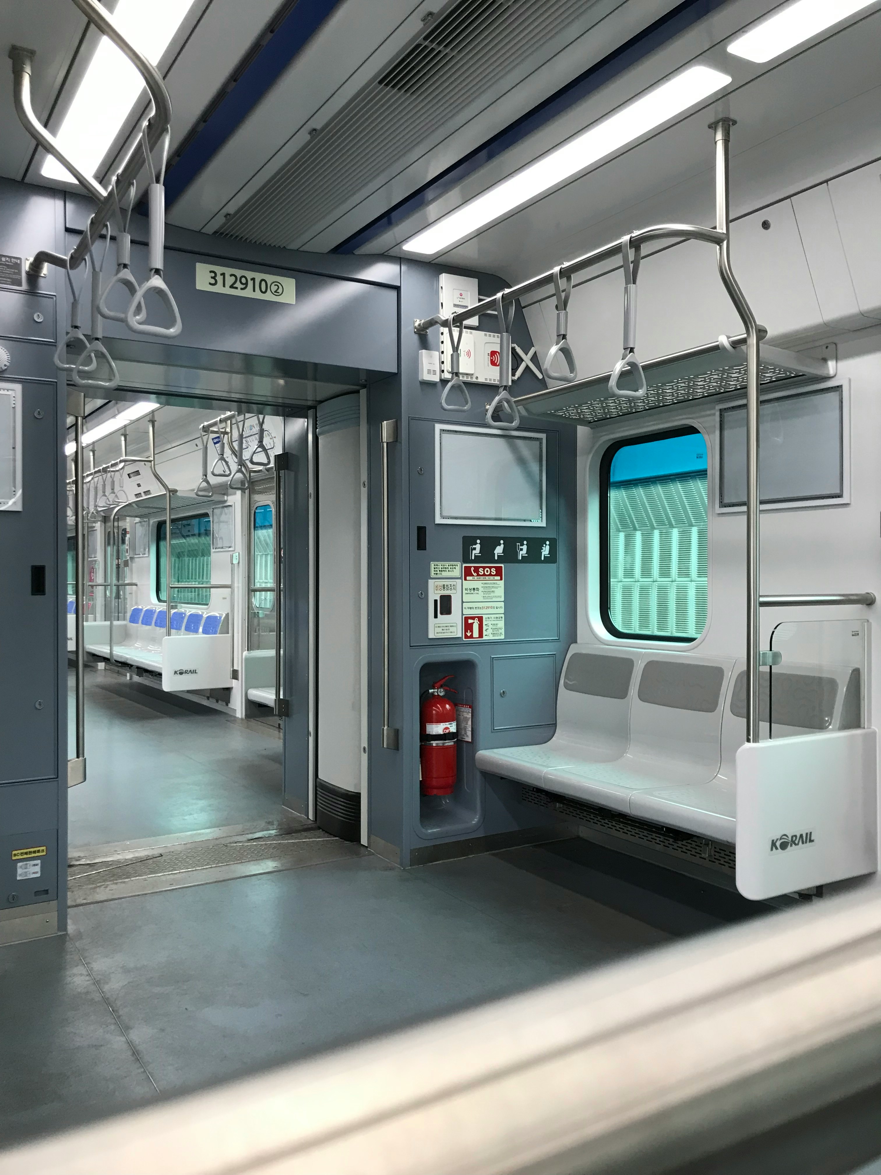 한국 지하철 내부 예시 사진