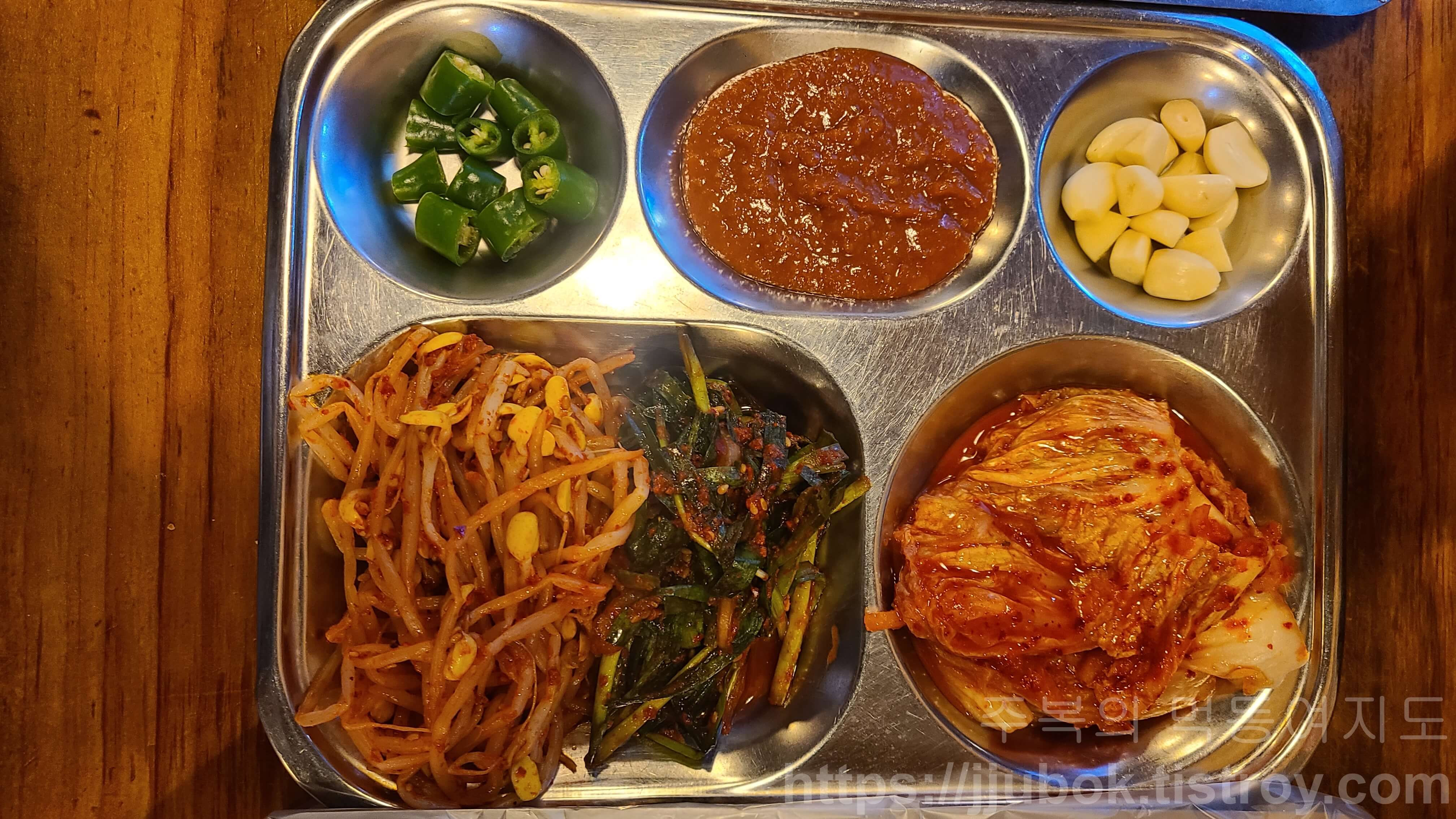 삼식이네고깃집-밑반찬-2