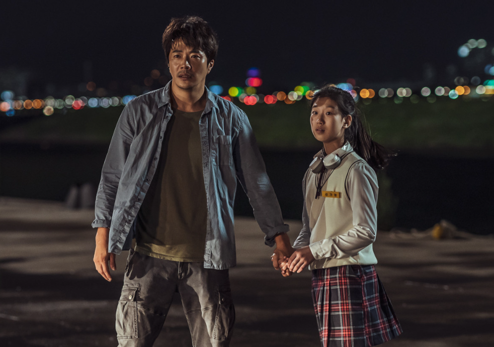 영화 히트맨 가영을 준에게 데려다주고 준을 데려가려는 철이를 보는 준과 가영