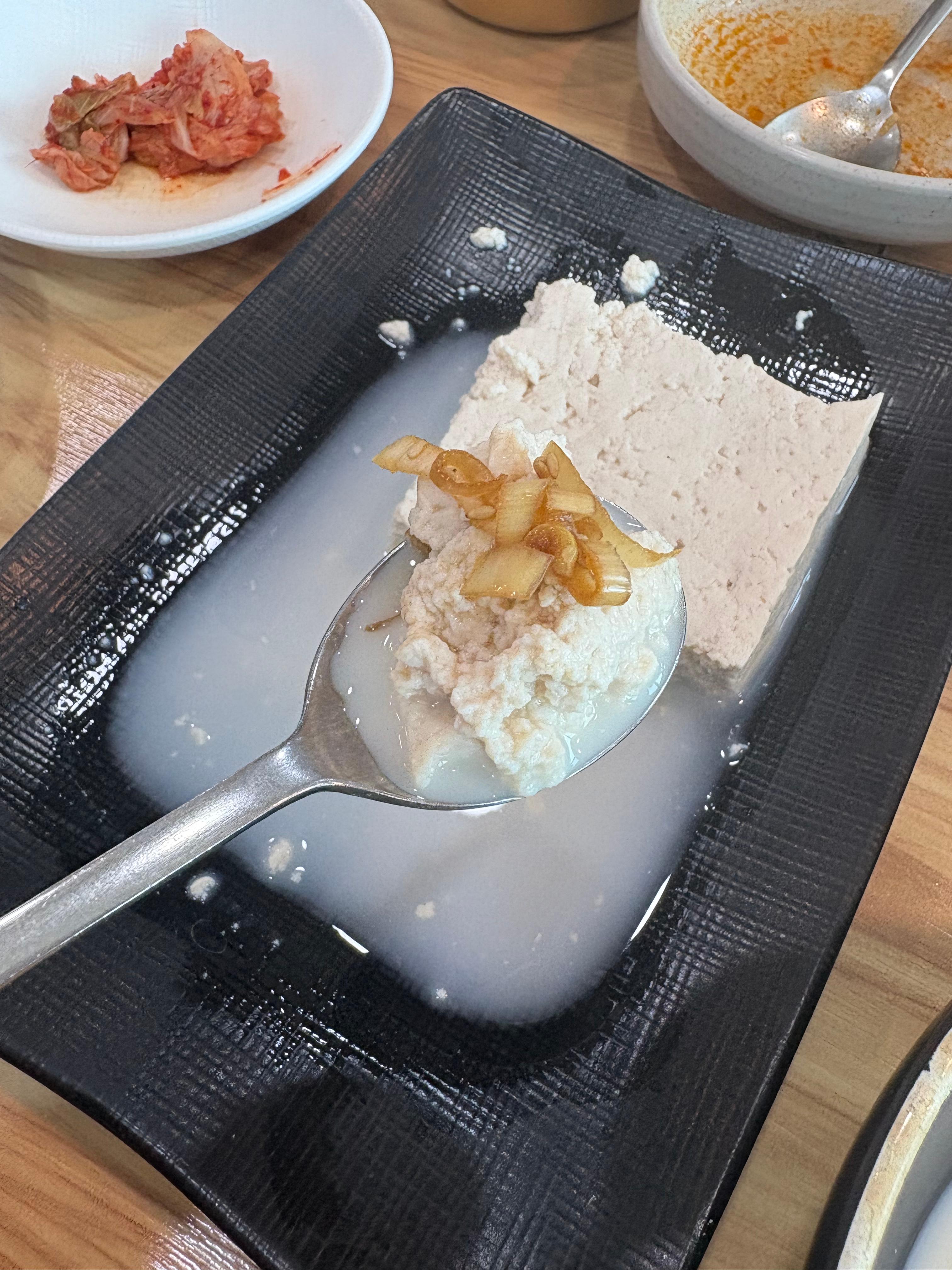 모두부 위에 양념장 올려서 먹는 사진