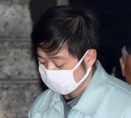 조재범이 마스트와 수의를 입고 법정에 출두하는 모습