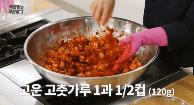 절인무에-양념-섞는-이미지