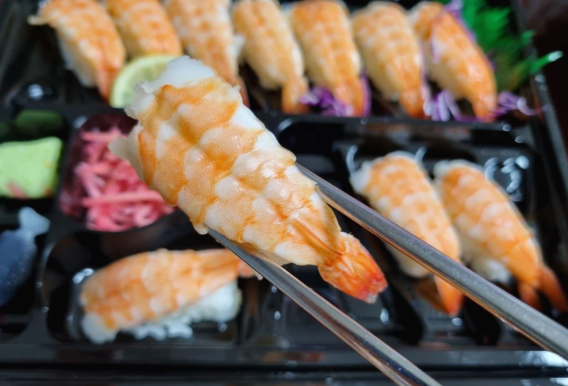 꼬마마리스시 하당본점 초새우 초밥 한 입 사진