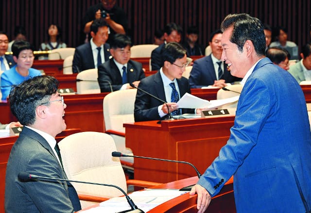 함께 웃고 있는 박찬대 3선 의원(좌), 정청래 4선 의원(우)