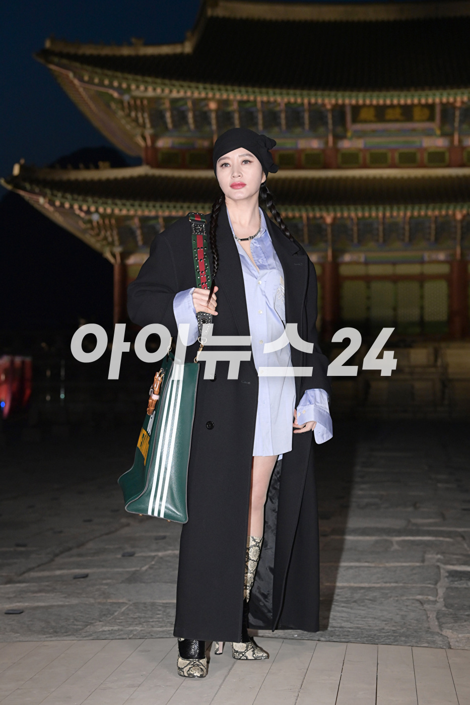 '김혜수니까 소화하는 패션' 배우 김혜수가 16일 오후 서울 경복궁에서 진행된 구찌(Gucci) 2024 크루즈 패션쇼에 참석하고 있다.