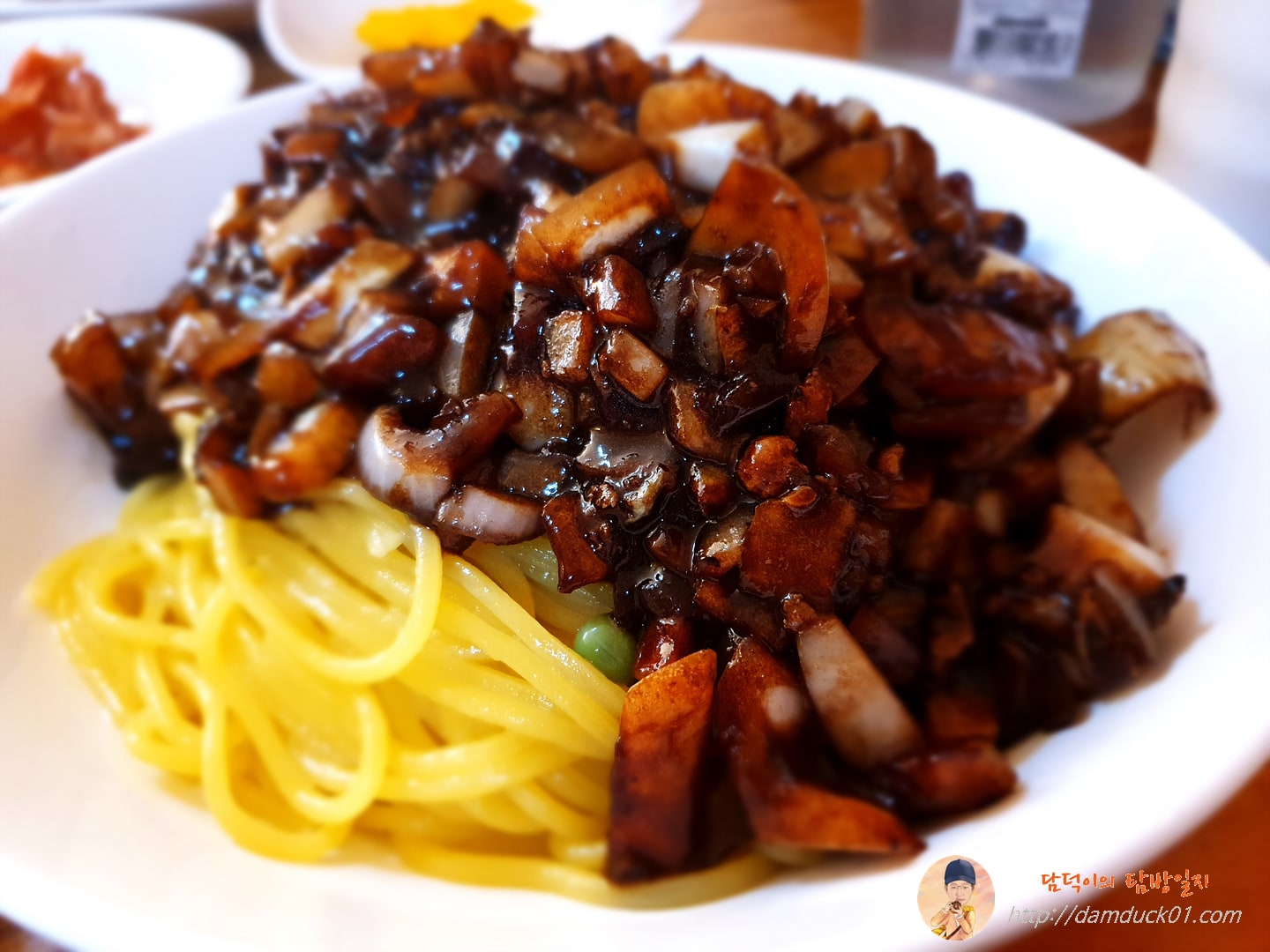 따로 나온 짜장 붓기