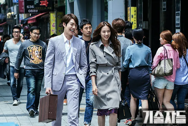 은하와 함께 목걸이를 감정 받으러 가는 지혁