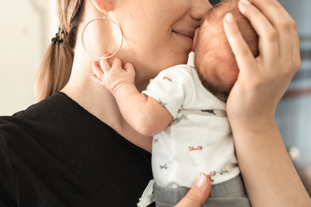신생아를 품에 안은 엄마, 부모급여 신청 전 세대 확인이 필요한 사례