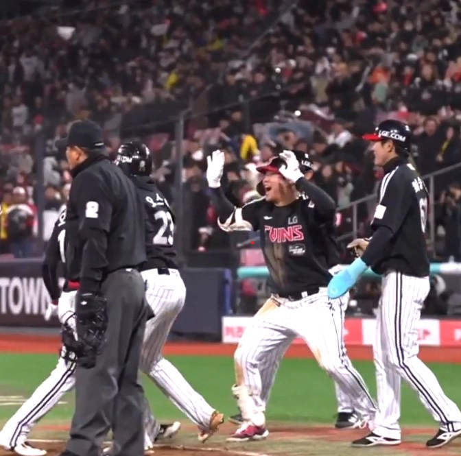 오지환이 역전 3점홈런을 치고 홈으로 들어오고 있다.(출처-KBS 캡쳐)