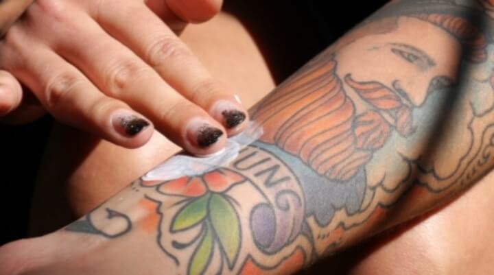 타투-관리-바세린-바르는-모습