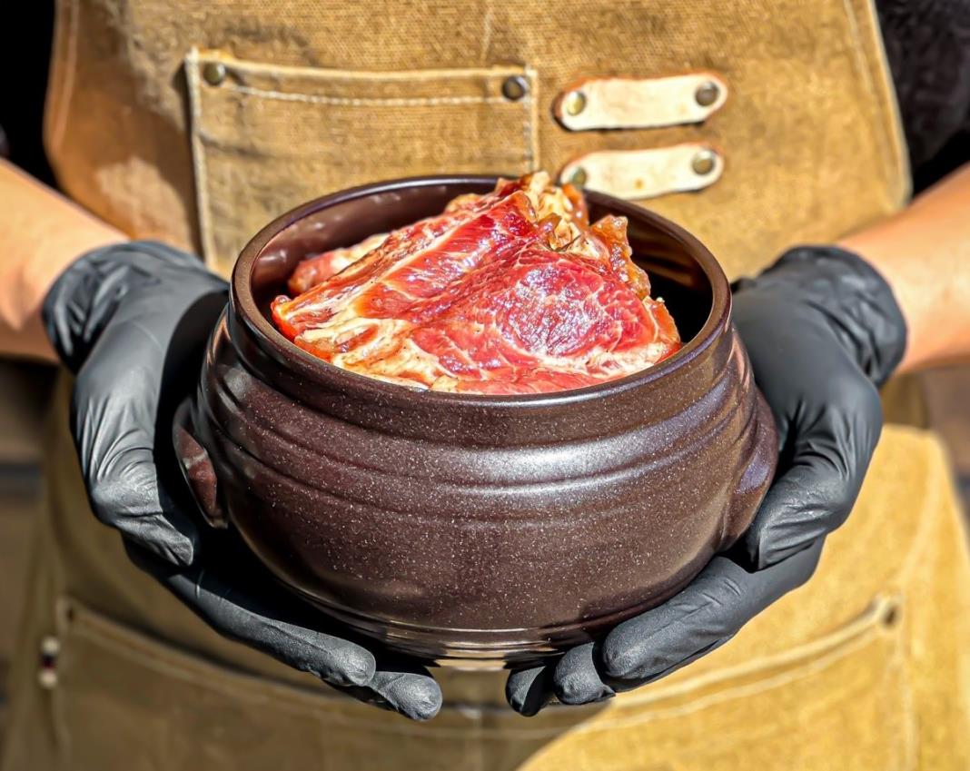 생방송투데이 48시간 장독숙성 돼지갈비를 들고 있는 남자