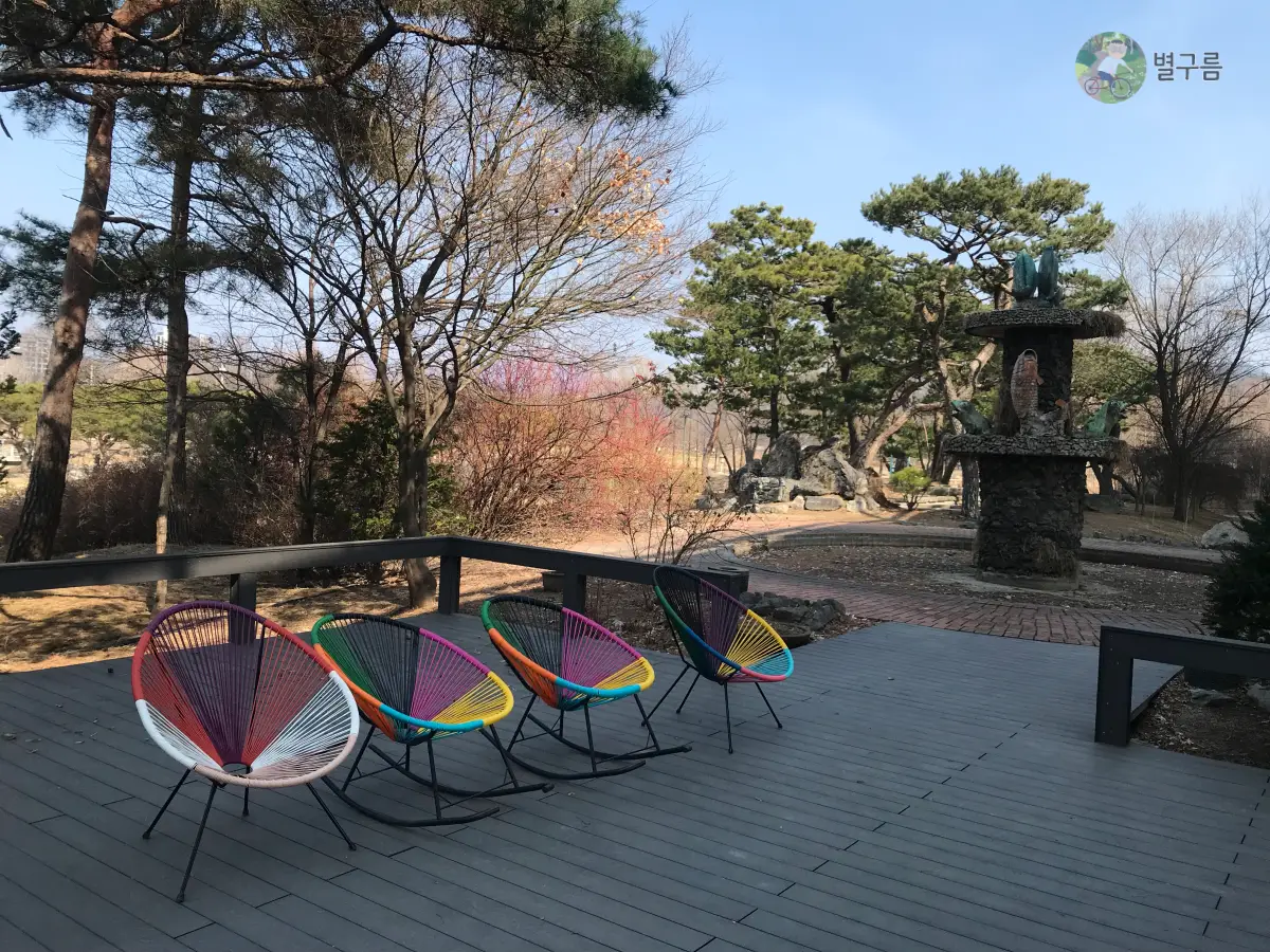 양평-세미원-쉼터-의자-알록달록한 의자 4개