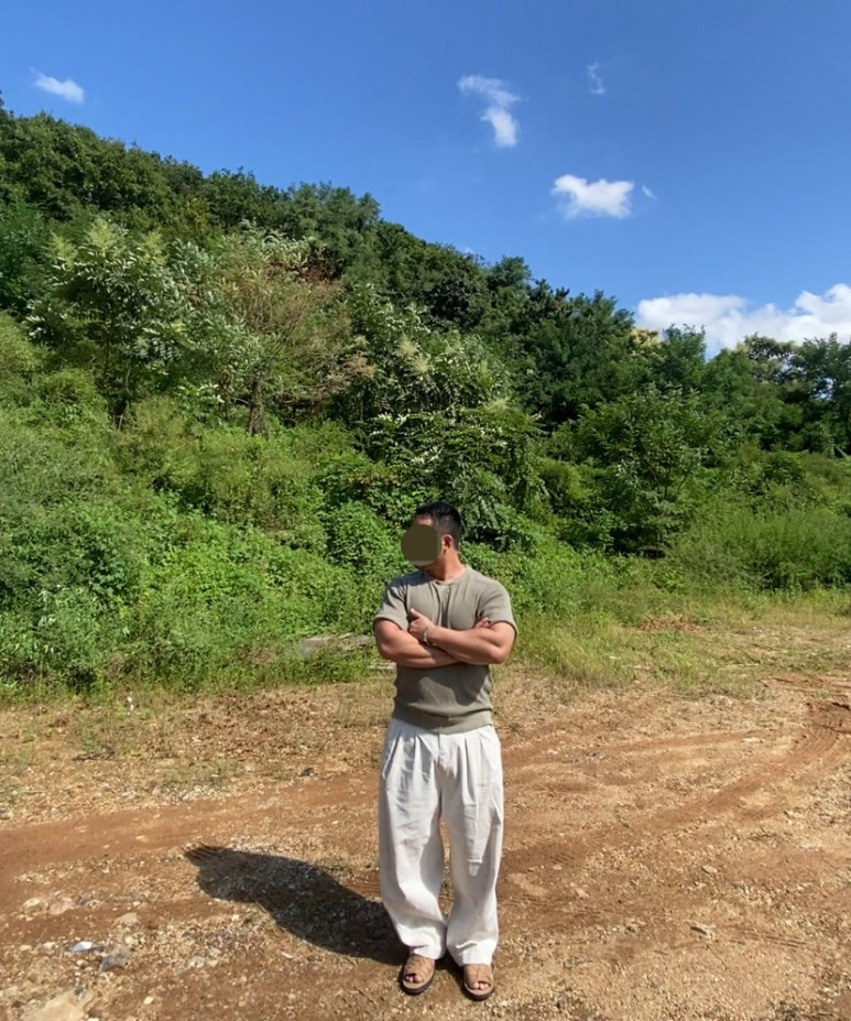 데일리룩(2025. 9. 18.)자라 ZARA 반팔 와플 빈티지 티셔츠 카키, 무신사스탠다드 무신사 데님와이드 벌룬팬츠 크림화이트, 서지컬스틸 빈티지 팔찌, 츄바스코 샌들 베이지