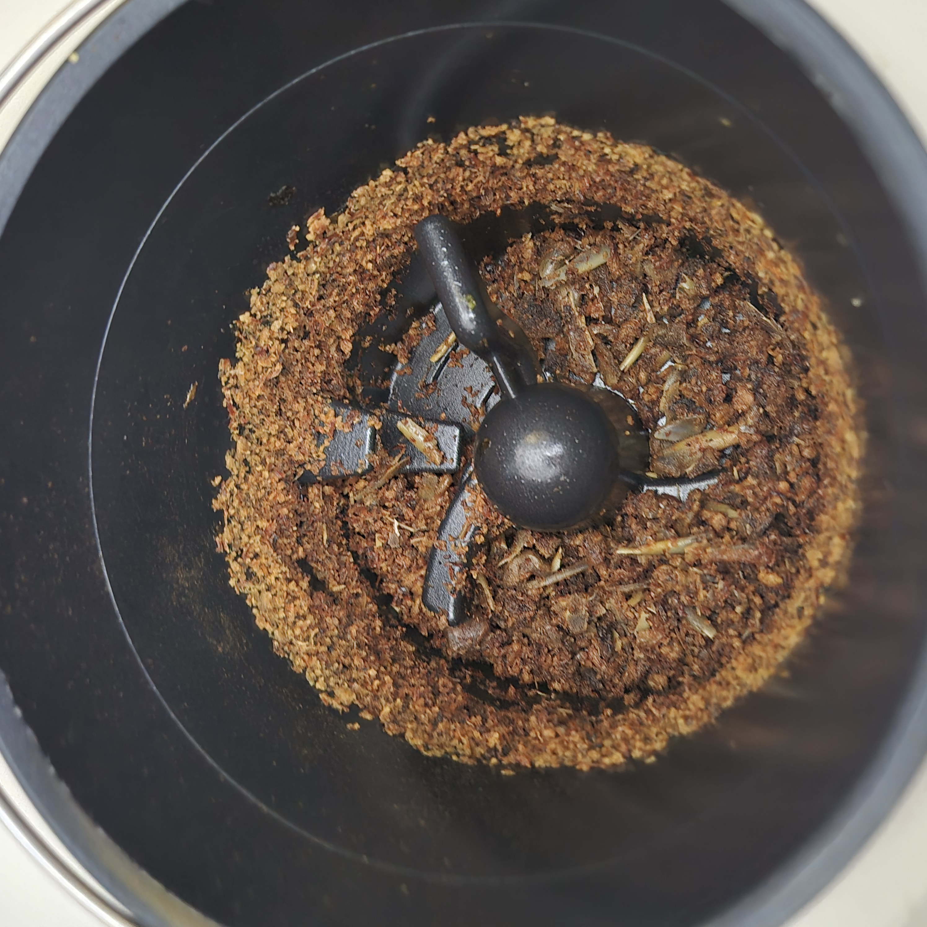 치킨 뼈 처리 후 미닉스 음식물처리기 내부