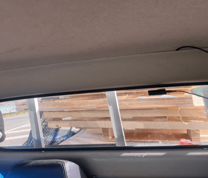 포터에-실려있는-폐목재