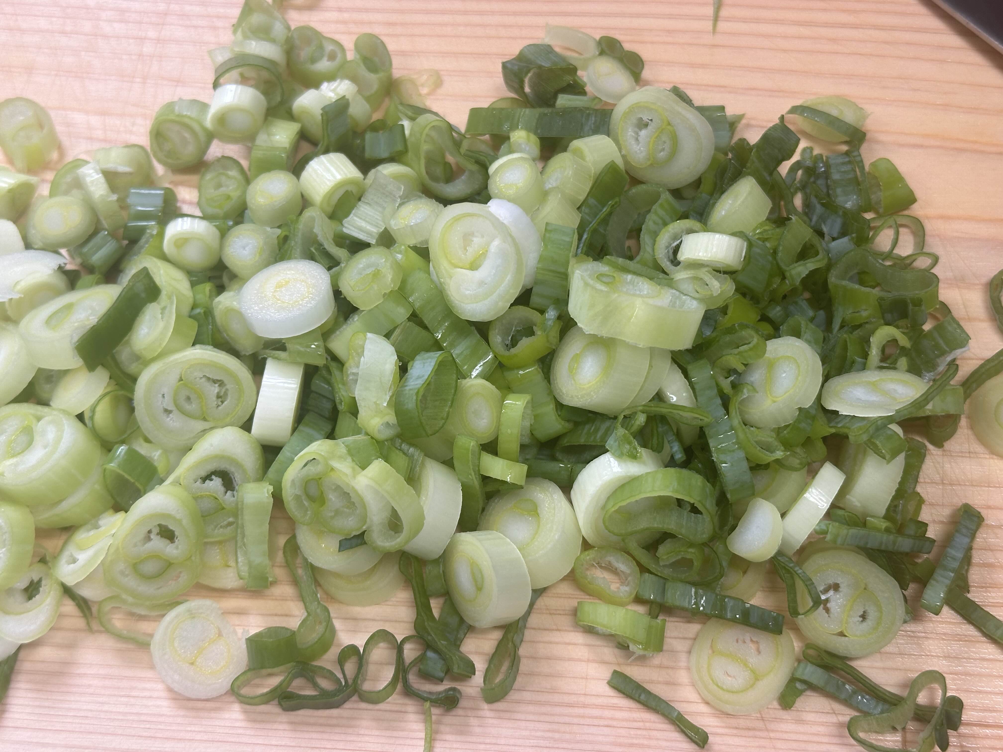 대파를 깨끗이 세척하고 자르는 모습