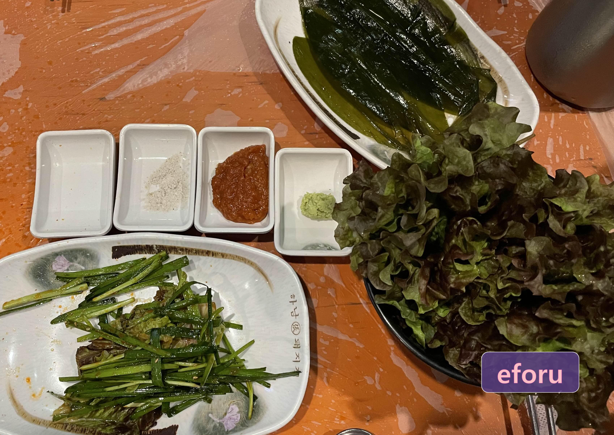 하남돼지집 밑반찬 부추, 쌈장, 상추 등