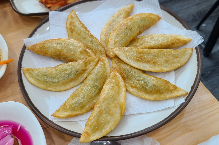 경기 하남시 민물매운탕 어탕칼국수 맛집 산곡민물매운탕 외부전경 내부전경 메뉴판 미나리추가 미나리 팽이버섯 수제비 추어고추군만두