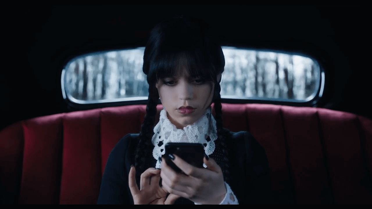 넷플릭스 드라마 '웬즈데이 시즌 1' 8화 - 메시지를 확인하는 웬즈데이