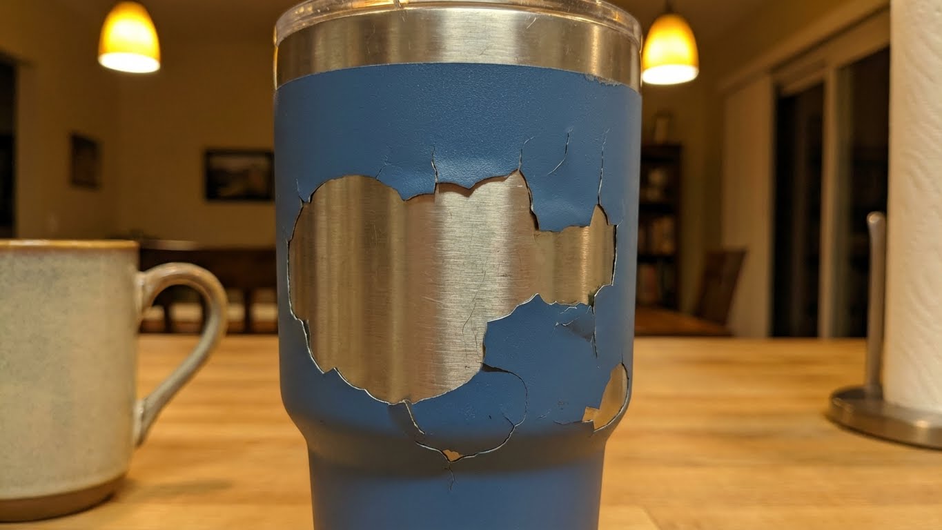 코팅이 벗겨진 텀블러 이미지