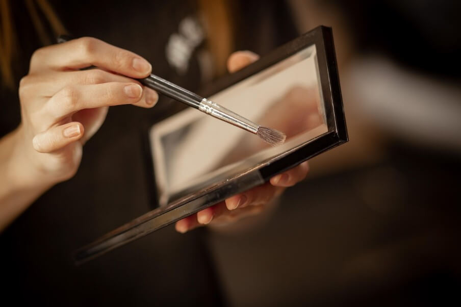 화장을 하는 여성