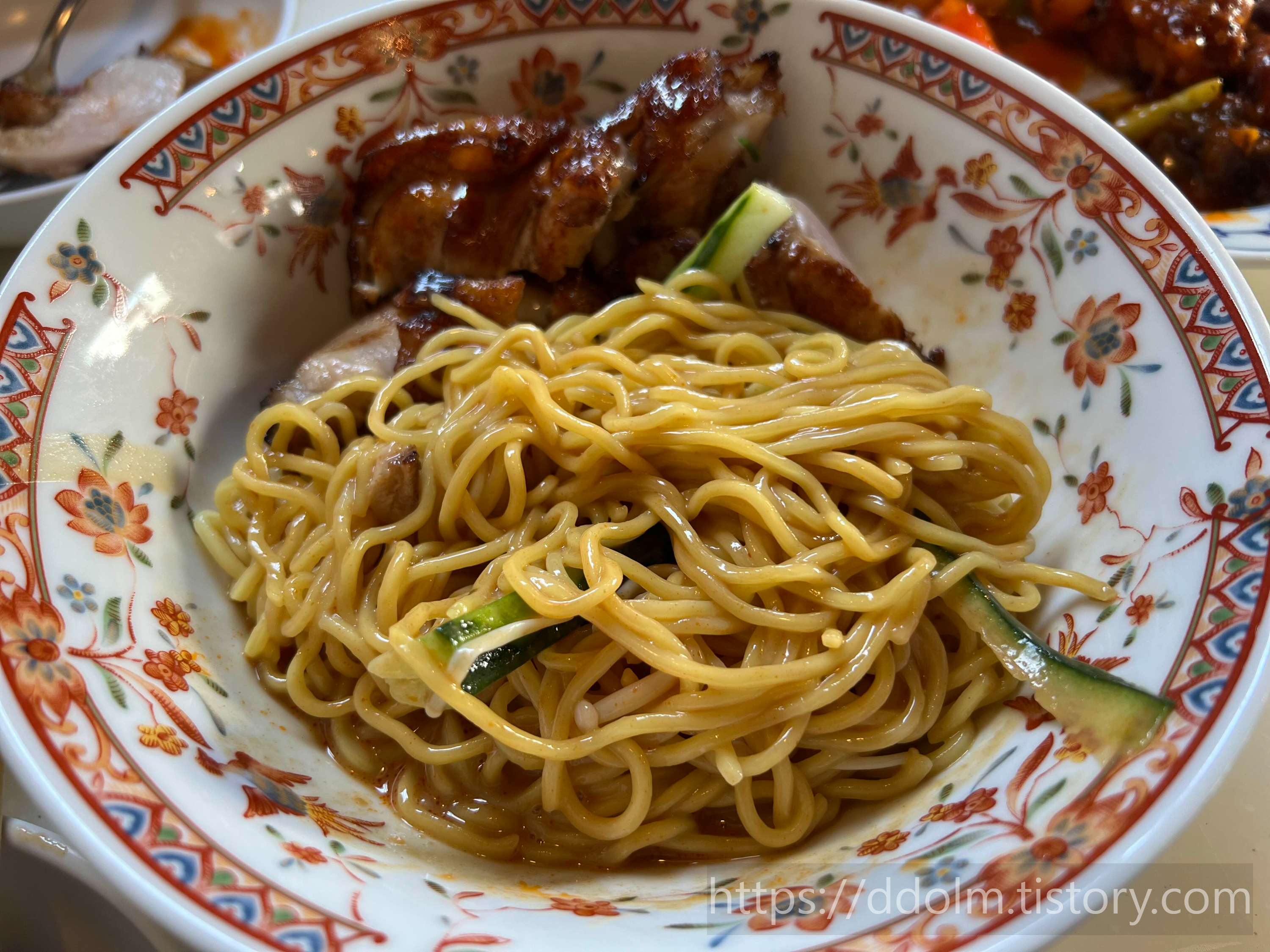 용산 꺼거 깨장 치킨 미엔