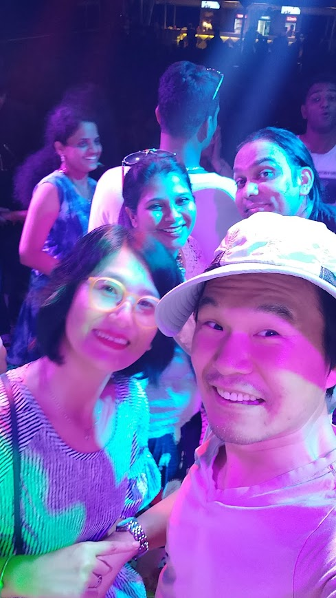 딜러 워크샵에 유람선을 빌렸답니다. 배위에서의 댄스타임