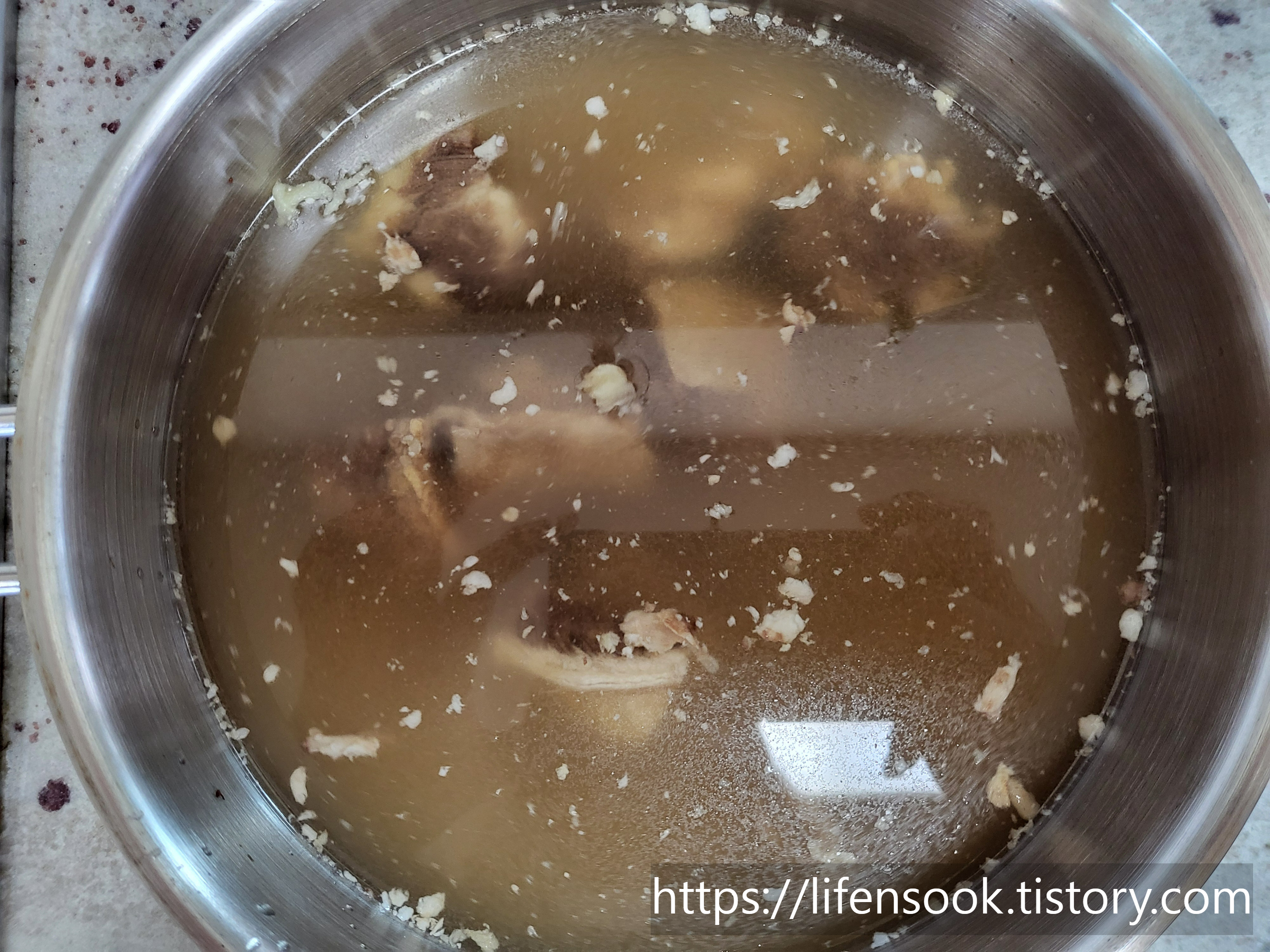 냄비에 부은 해화당 뼈없는 갈비탕 한 팩