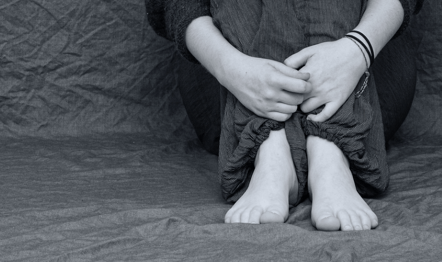 입술이 마르는 입술가 되는 영양 부족으로 앉아 있는 여자