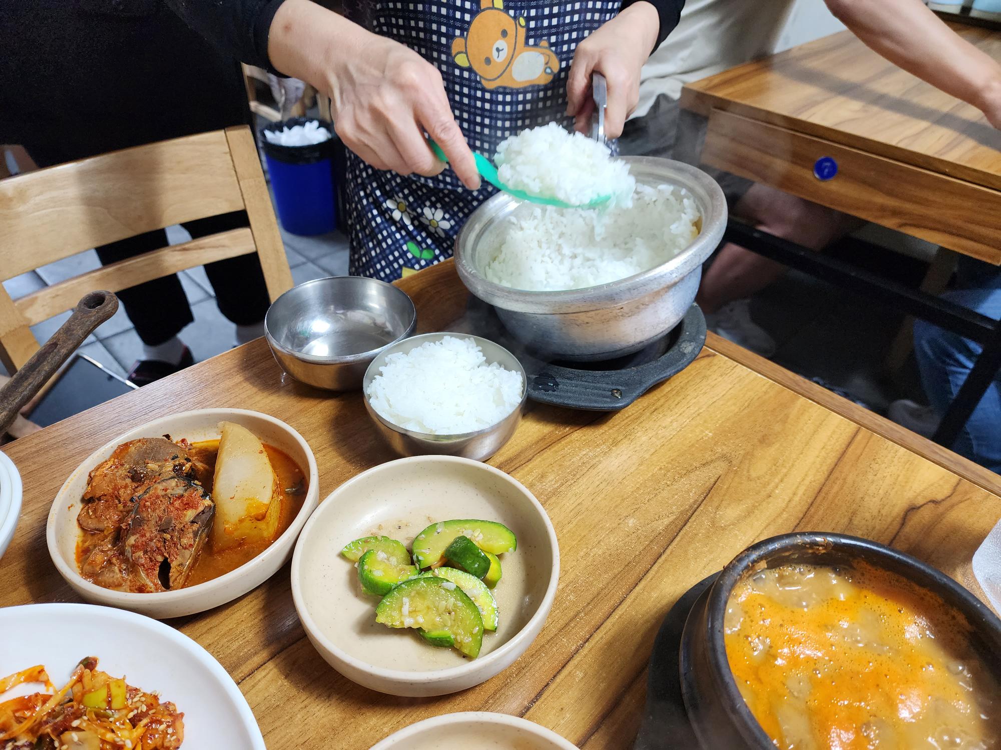 밥을 퍼주시는 모습