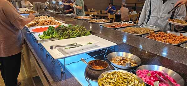 채소,샐러드,짱아찌 구성