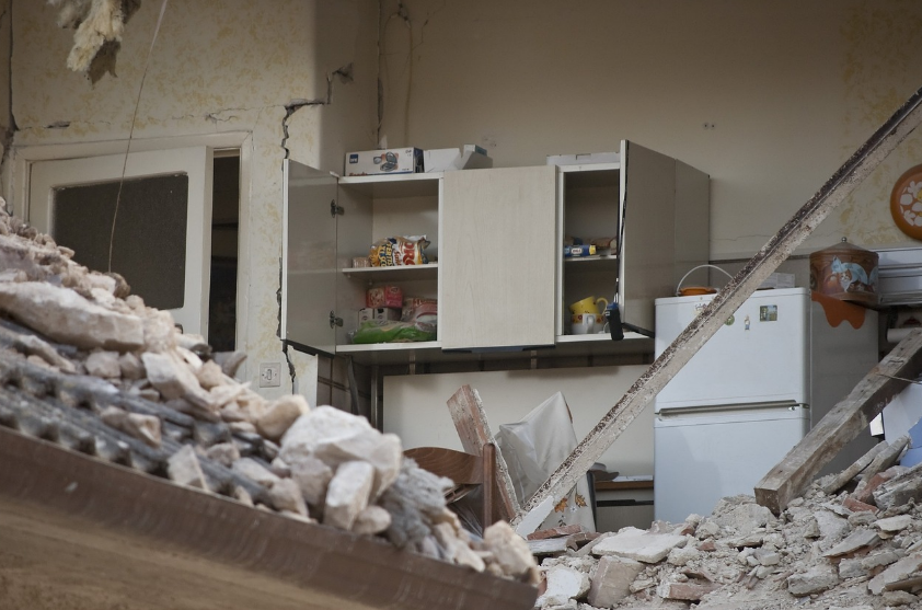 강한 지진은 건물의 붕괴, 토지의 이동, 그리고 대규모 피해를 초래할 수 있다