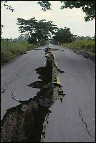 지진으로 갈라진 땅