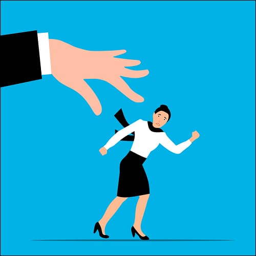 다른 사람의 손을 피해 도망가는 여성